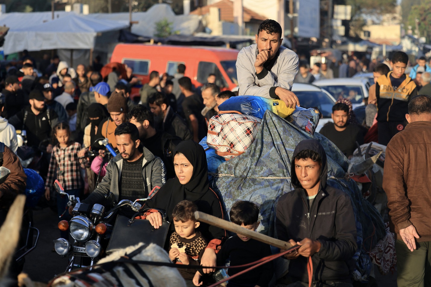 Palestinians return to their homes in eastern Khan Younis in the Southern Gaza Strip during the initial four day truce between Israel and Hamas on November 24, 2023 [Mahmud Hams/AFP]