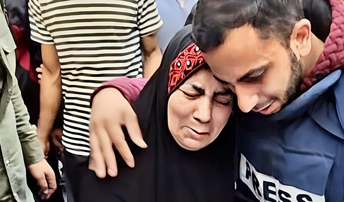 Anas Al-Sharif comforts his mother as they say farewell to his father Jamal Al-Sharif (@AnasAlSharifO)